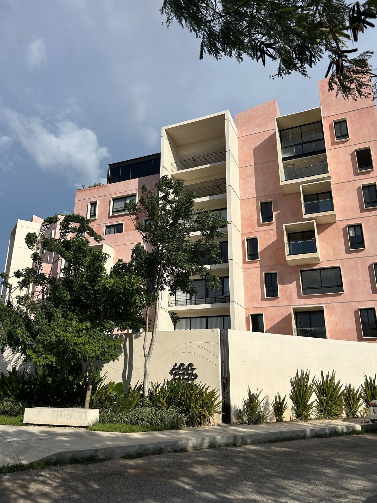 1 de 23: Fachada principal