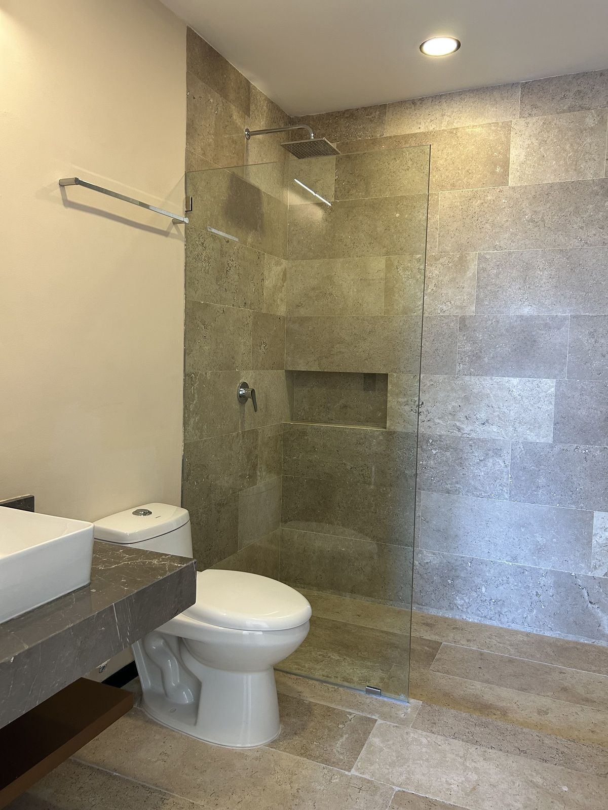 7 de 23: Baño completo habitación