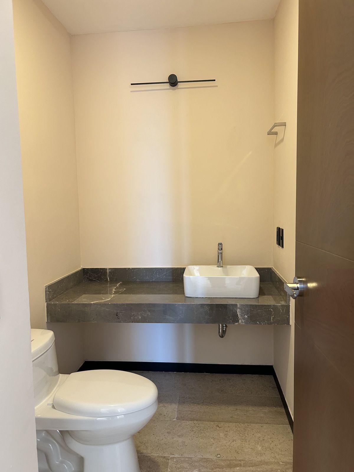 8 de 23: Medio baño de visitas