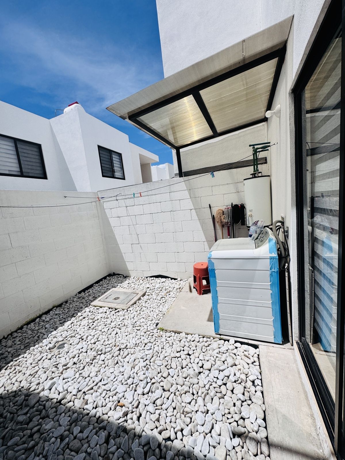 21 de 22: Patio trasero con lavadora