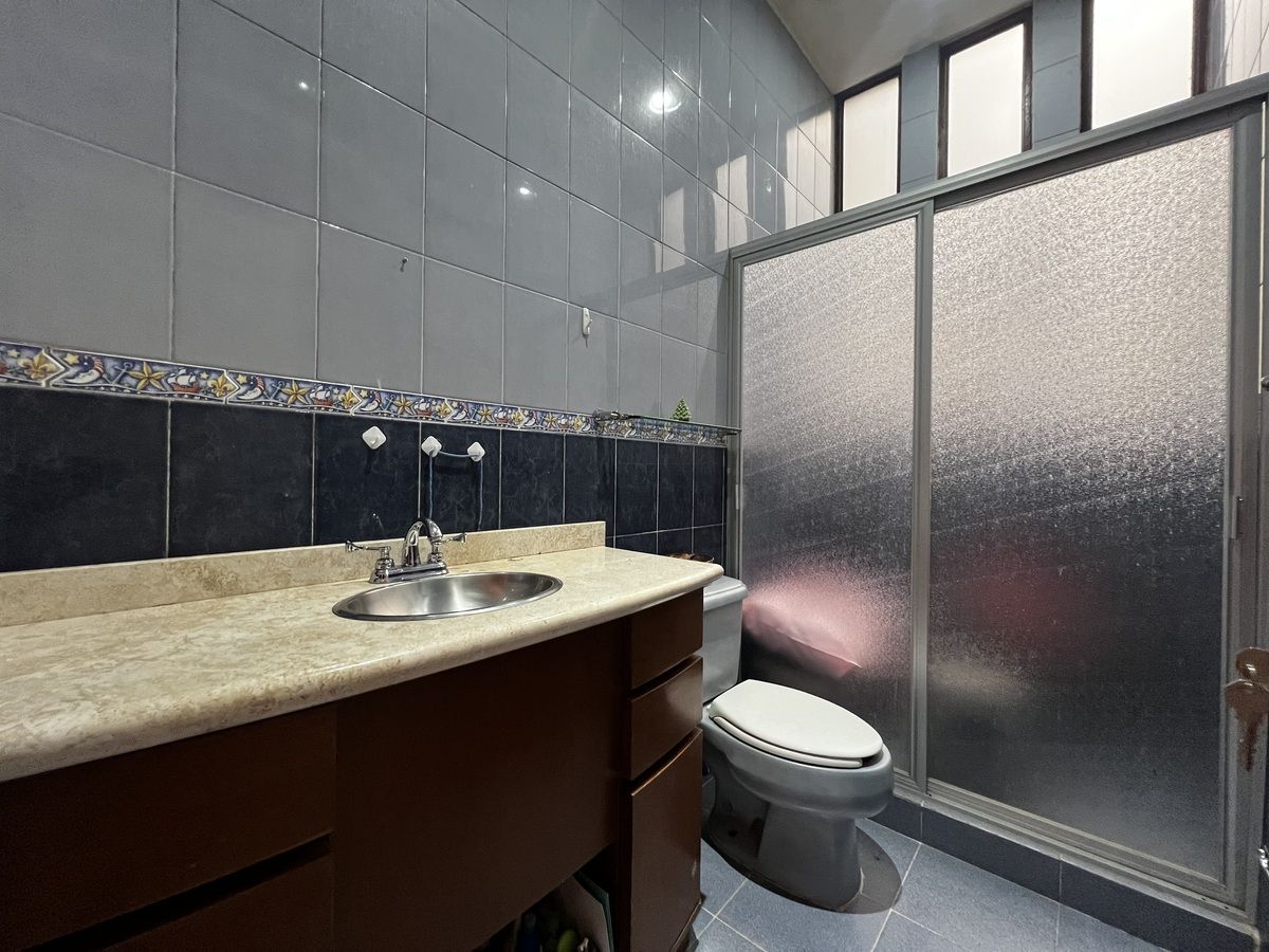 31 of 41: Baño recamara 1