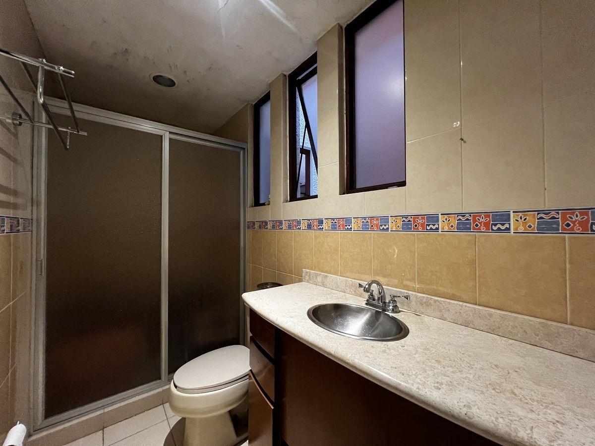 34 of 41: Baño recámara 2