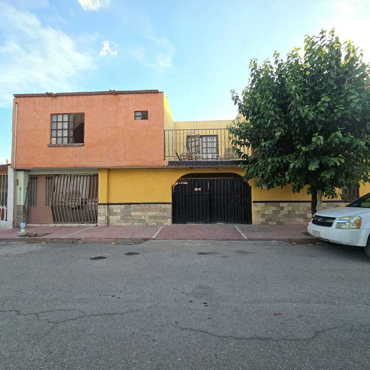 1 of 21: Fachada
