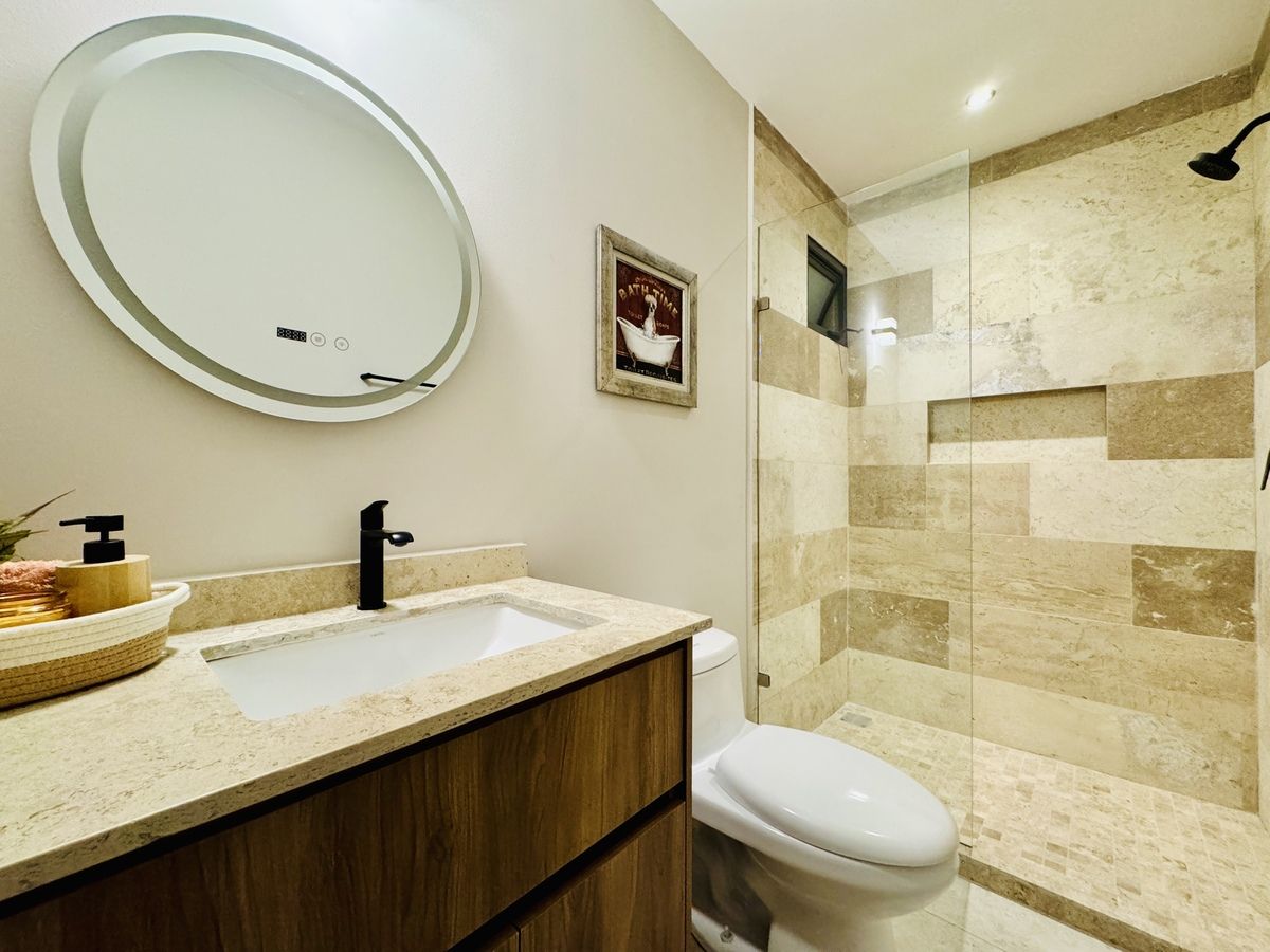 6 de 16: Baño completo, da servicio a áreas sociales y recámara secun