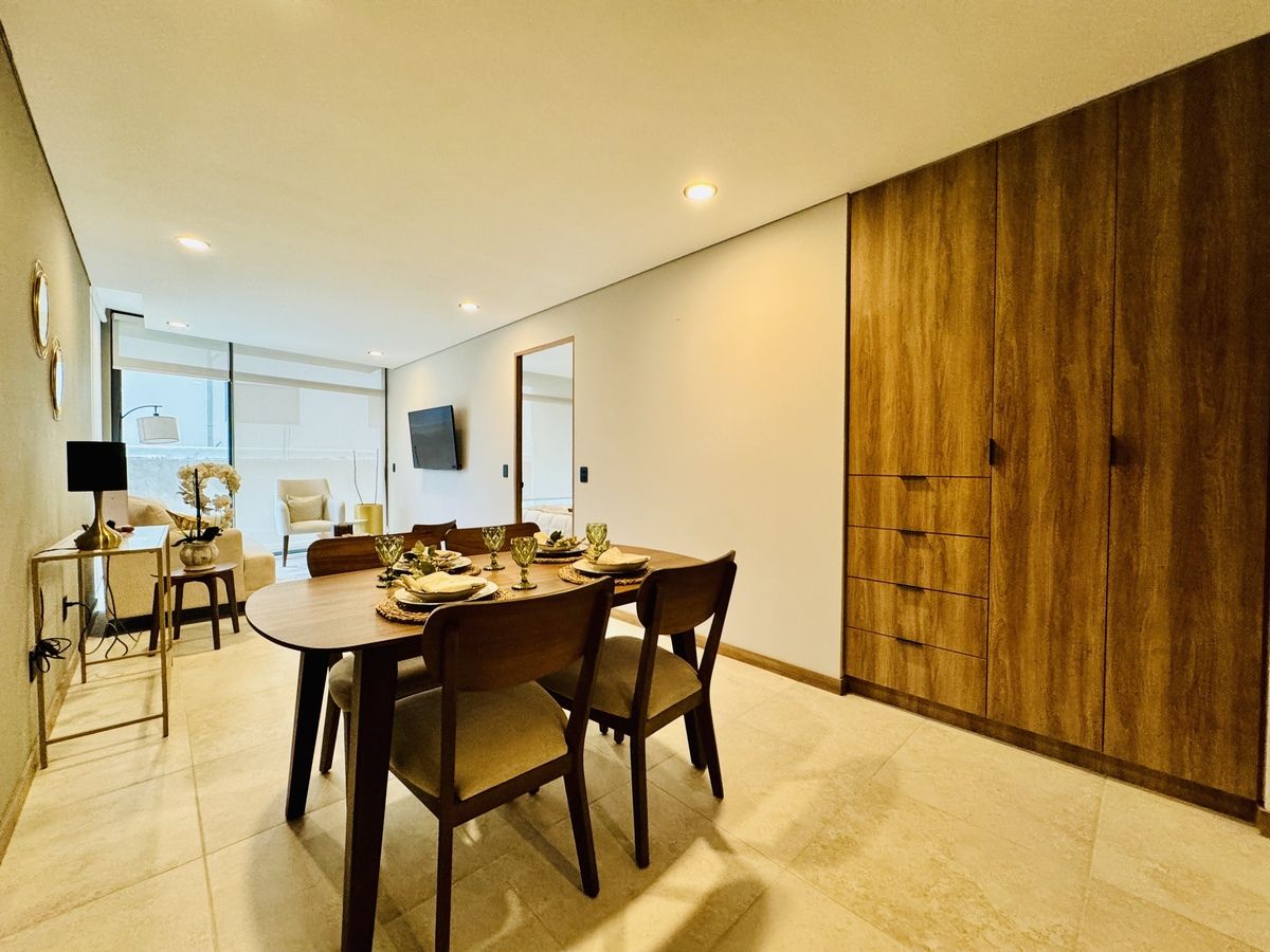 8 de 16: Comedor y mueble de blancos