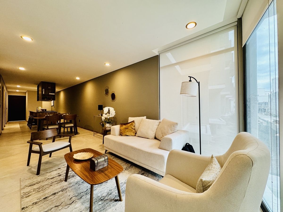 10 de 16: Sala con ventanales y terraza o balcón