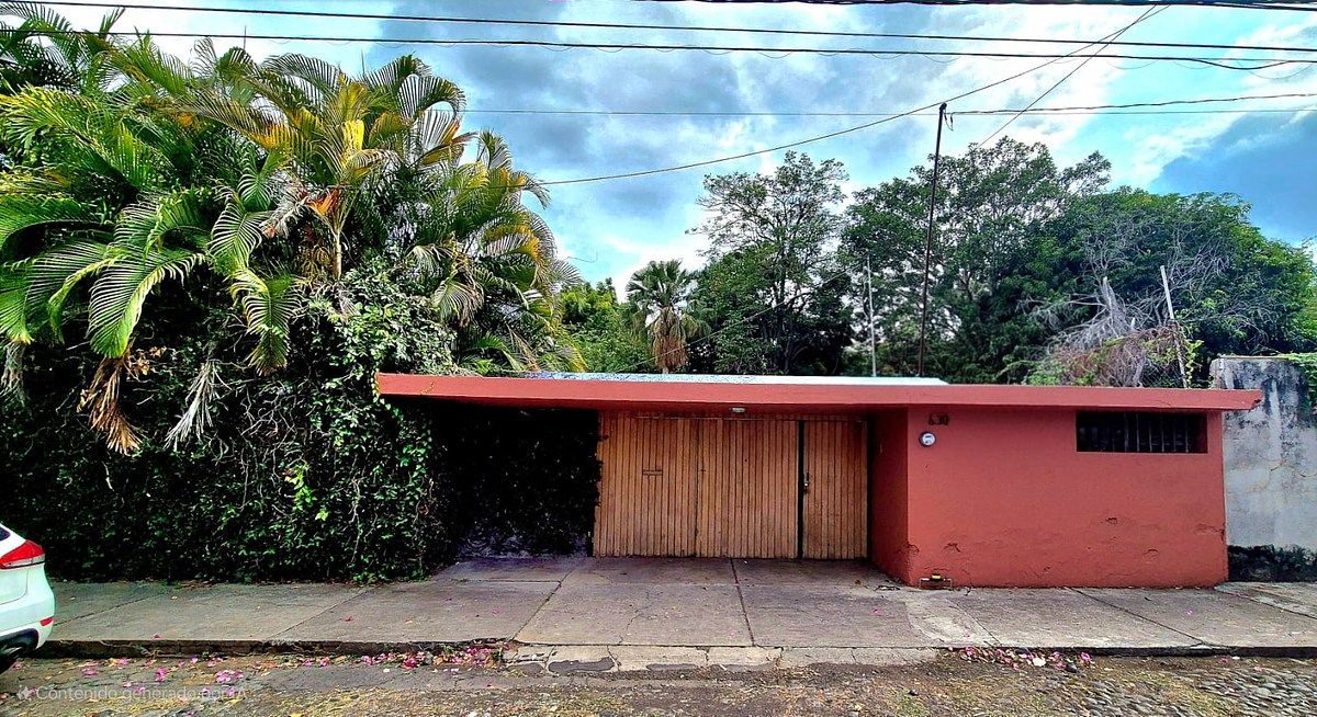 Casa centrica en Colima, mucho terreno!, uso comercial. A 5 minutos del centro.