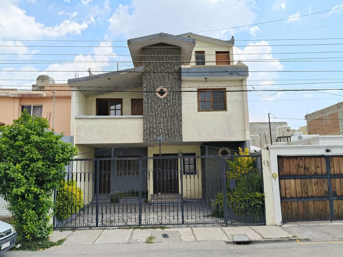 1 of 20: Fachada Principal