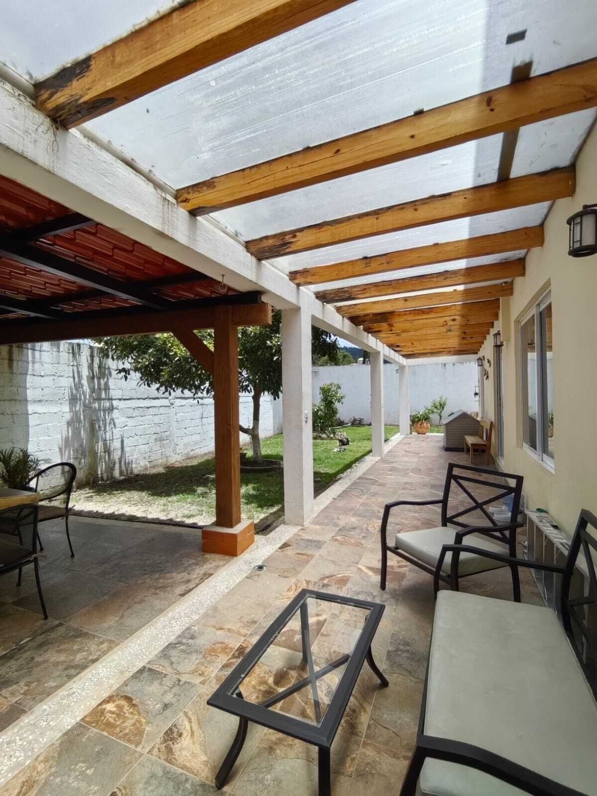 3 of 13: Pasillo exterior