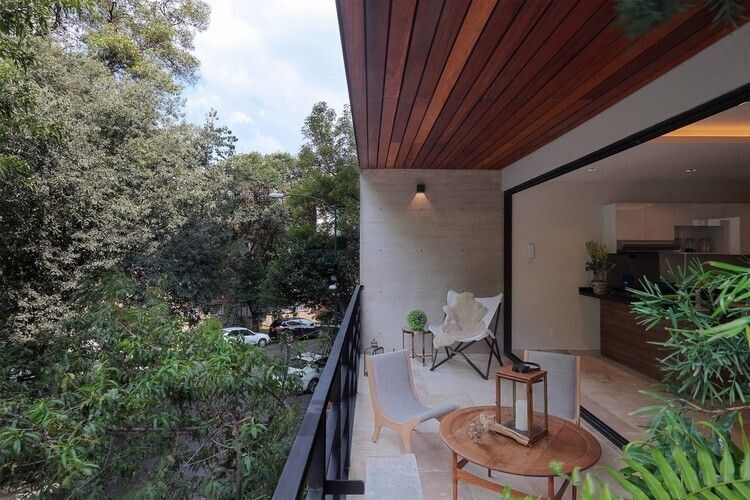 1 of 9: Balcon con vista verde