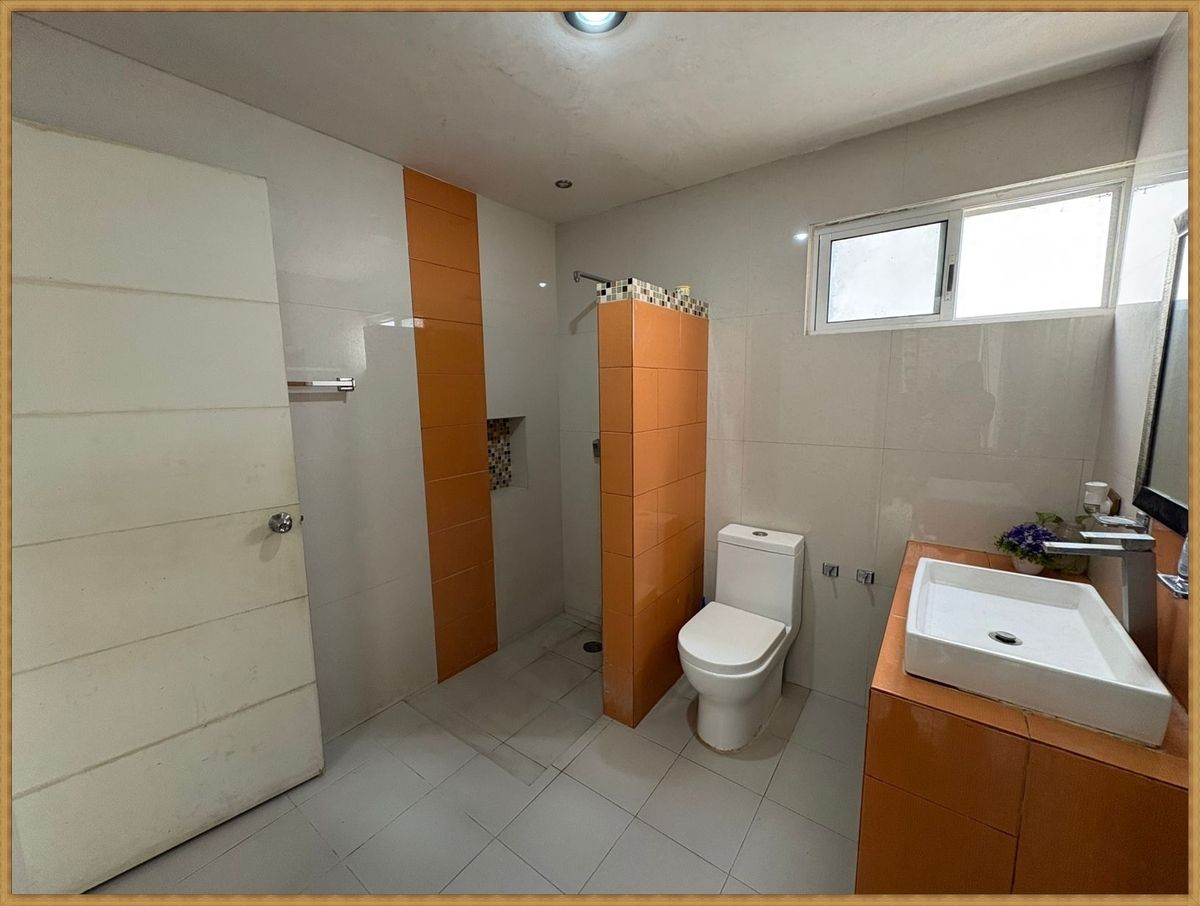 7 of 23: BAÑO COMPARTIDO EN PLANTA BAJA