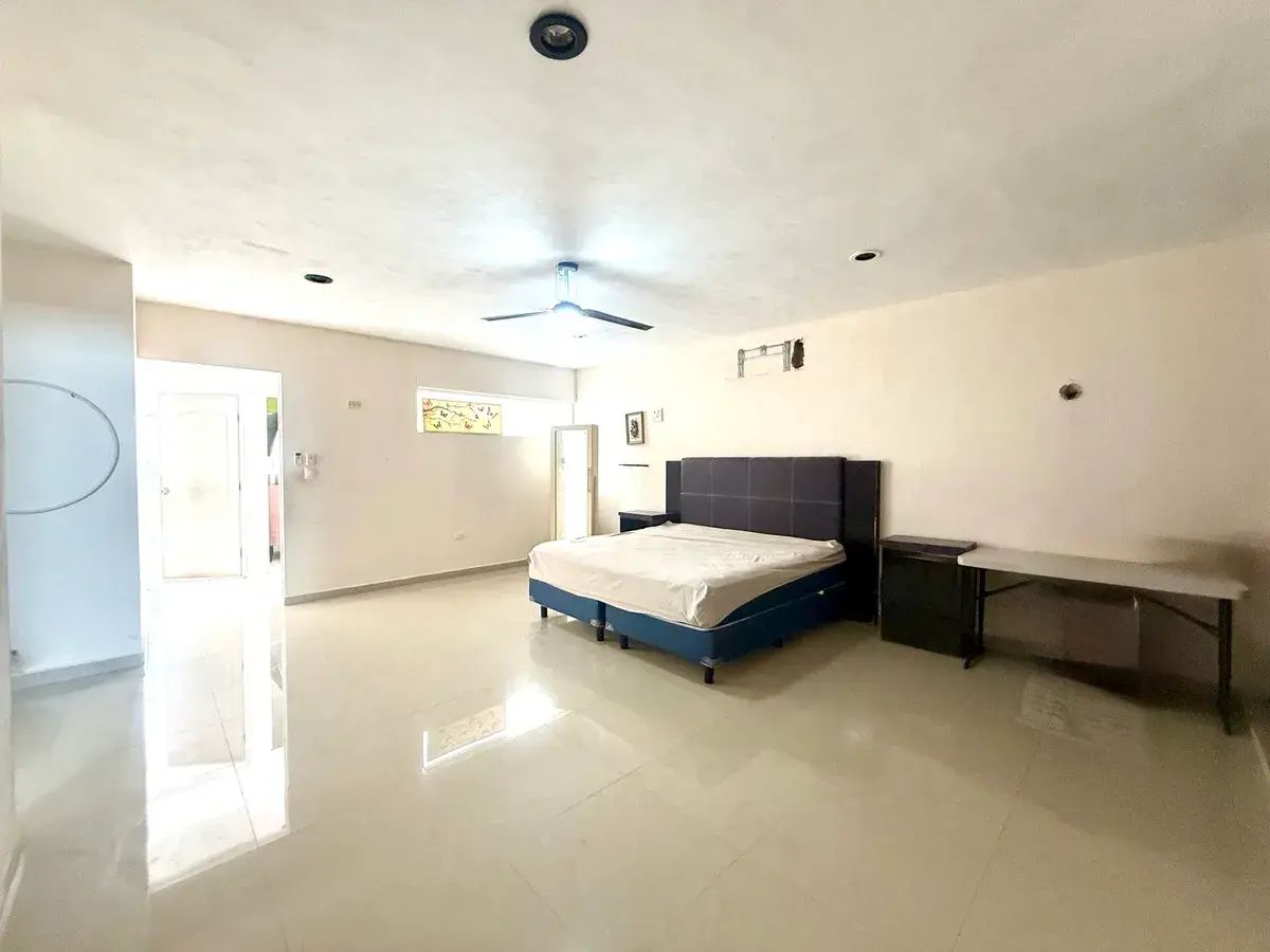 8 of 23: Grandes espacios en dormitorio principal