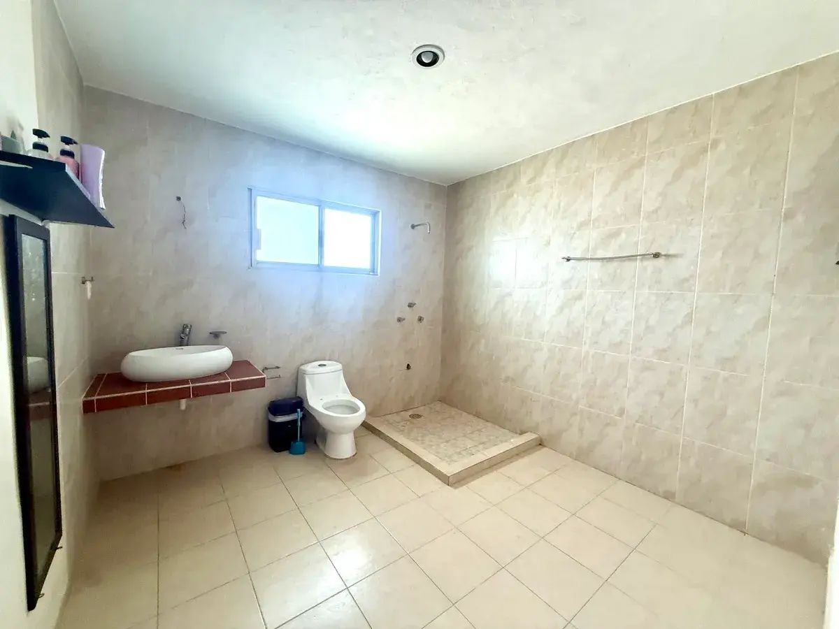 14 of 23: Amplios Baños