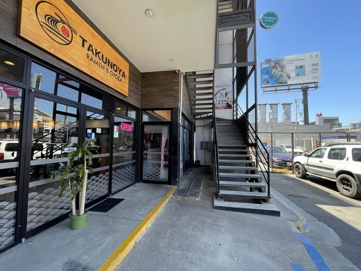 Venta de Edificio con 5 Locales Comerciales en la Cacho, Tijuana, B.C.