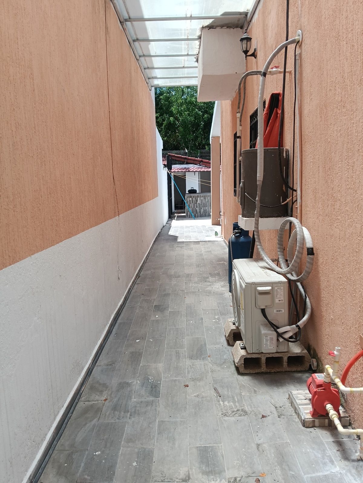 2 of 24: Pasillo de servicio