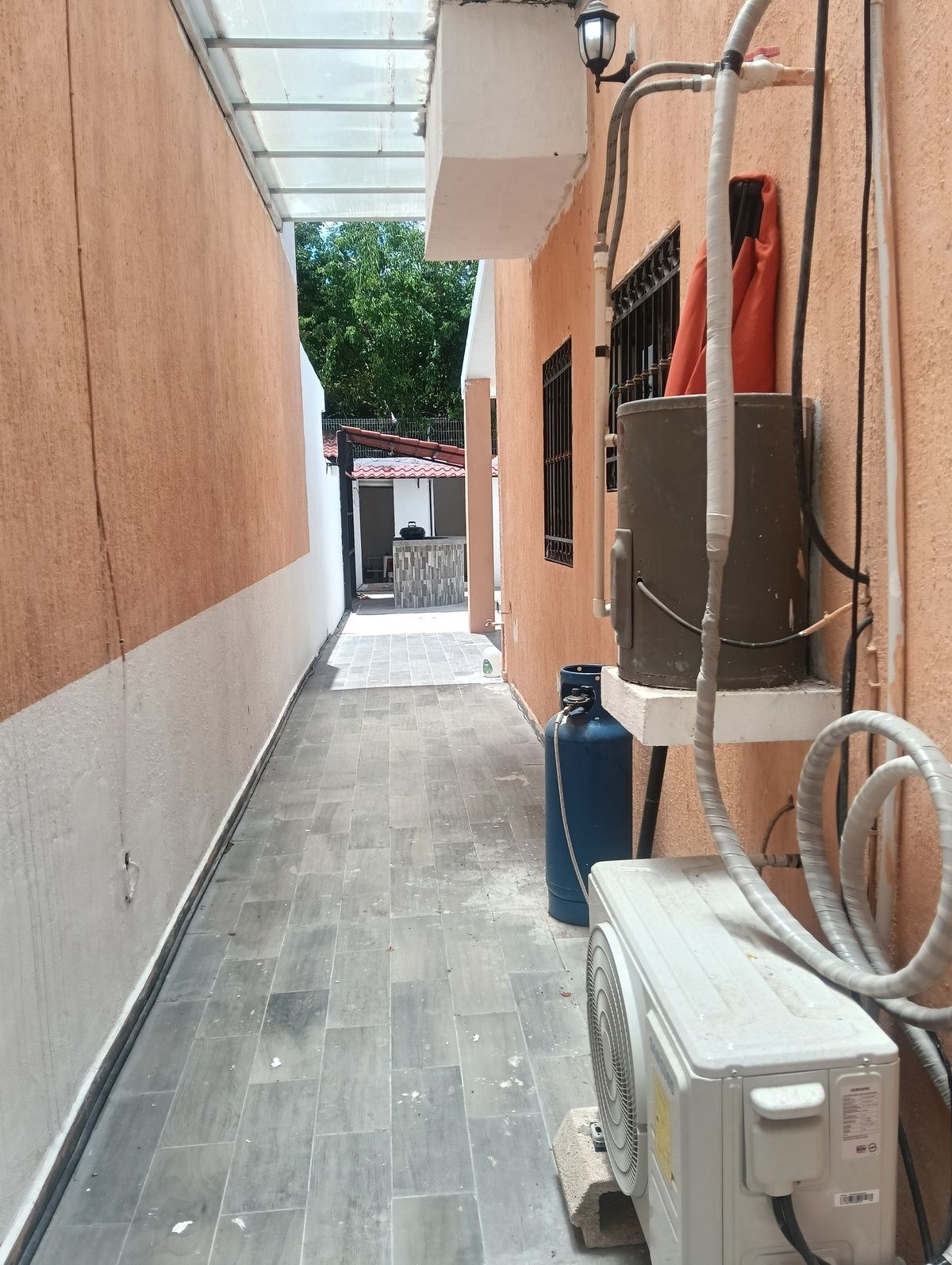 4 of 24: Pasillo de servicio