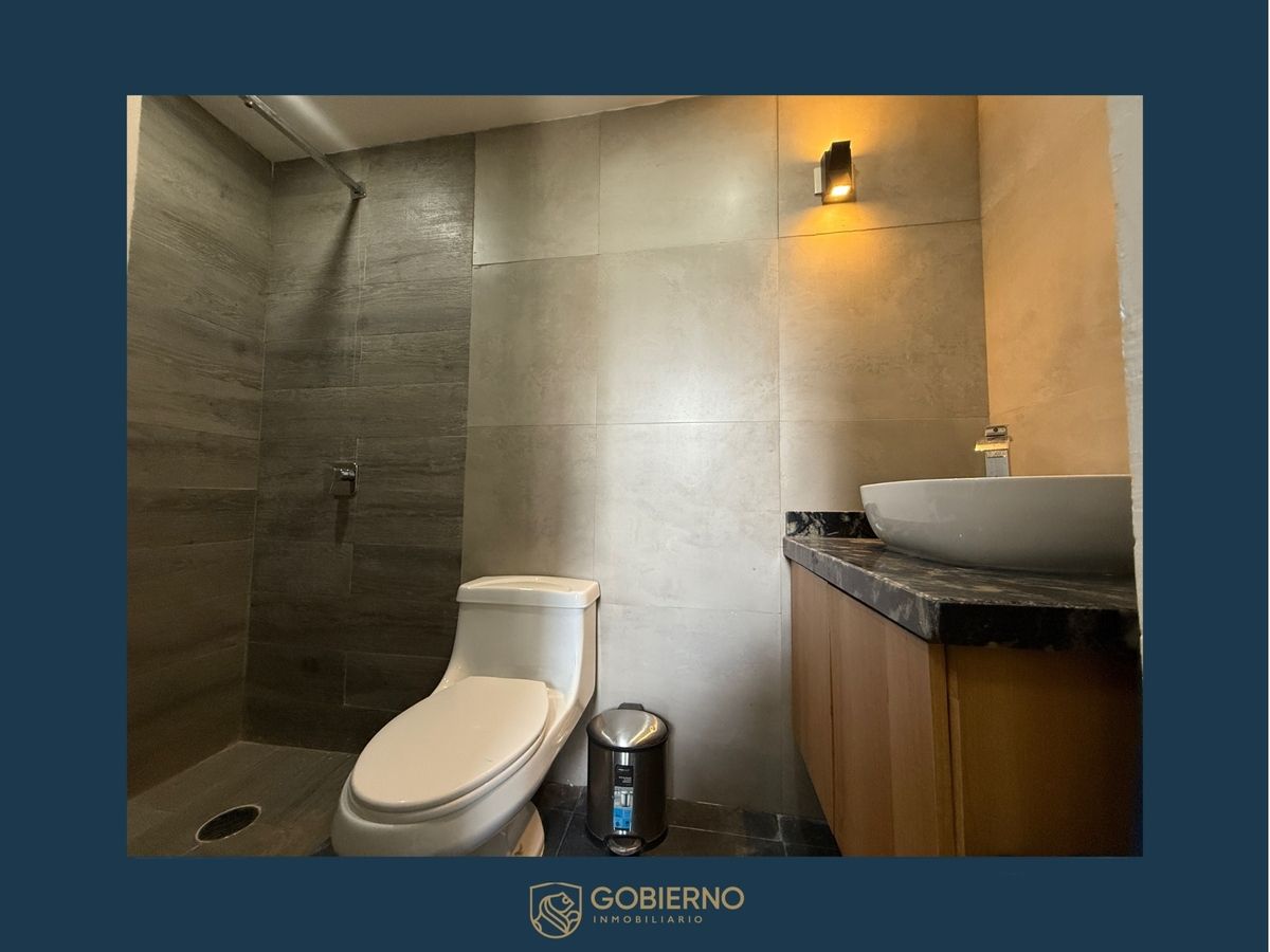 3 of 26: Baño de servicio