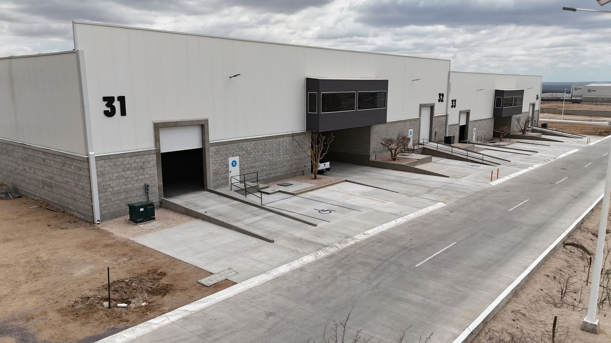 3 de 9: Oficinas en planta alta , anden techado