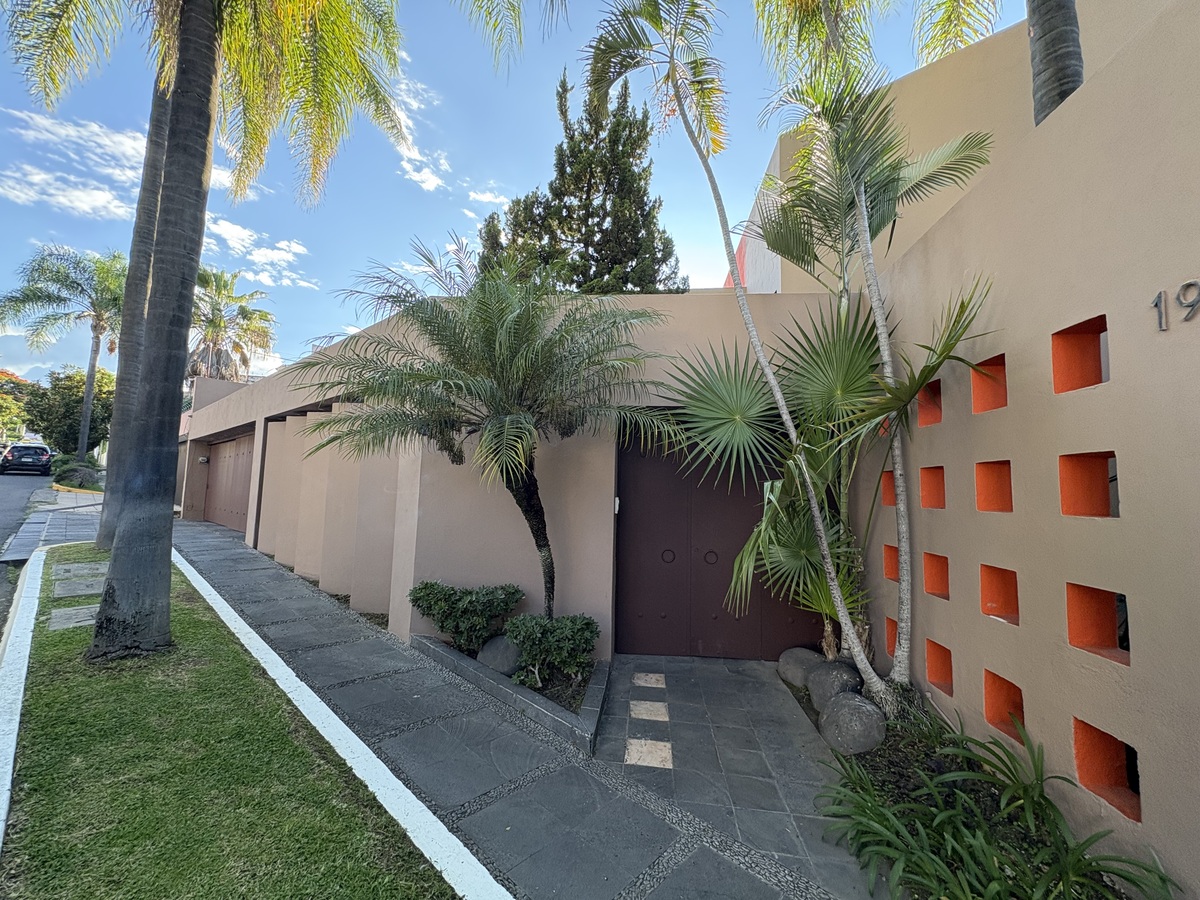 2 de 44: Casa en Colinas de San Javier en venta