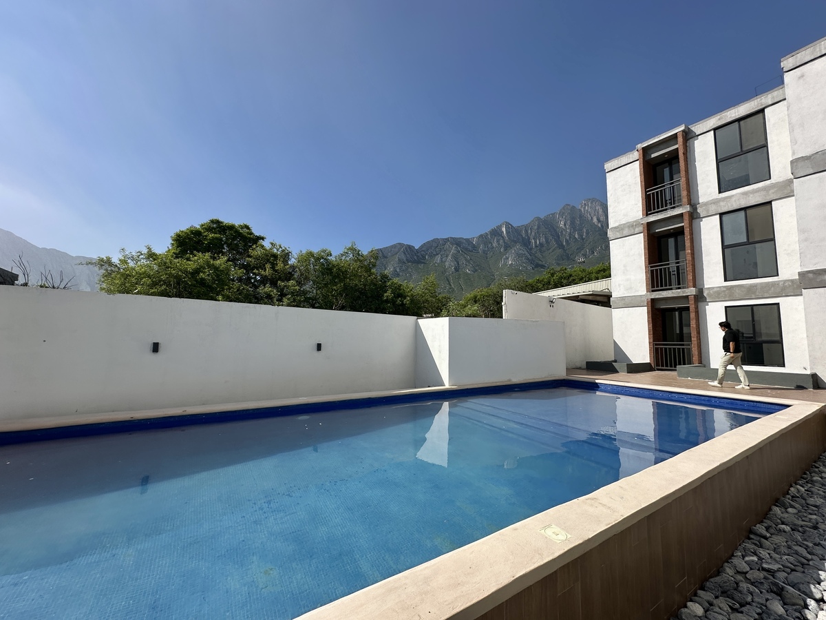 5 of 8: Alberca