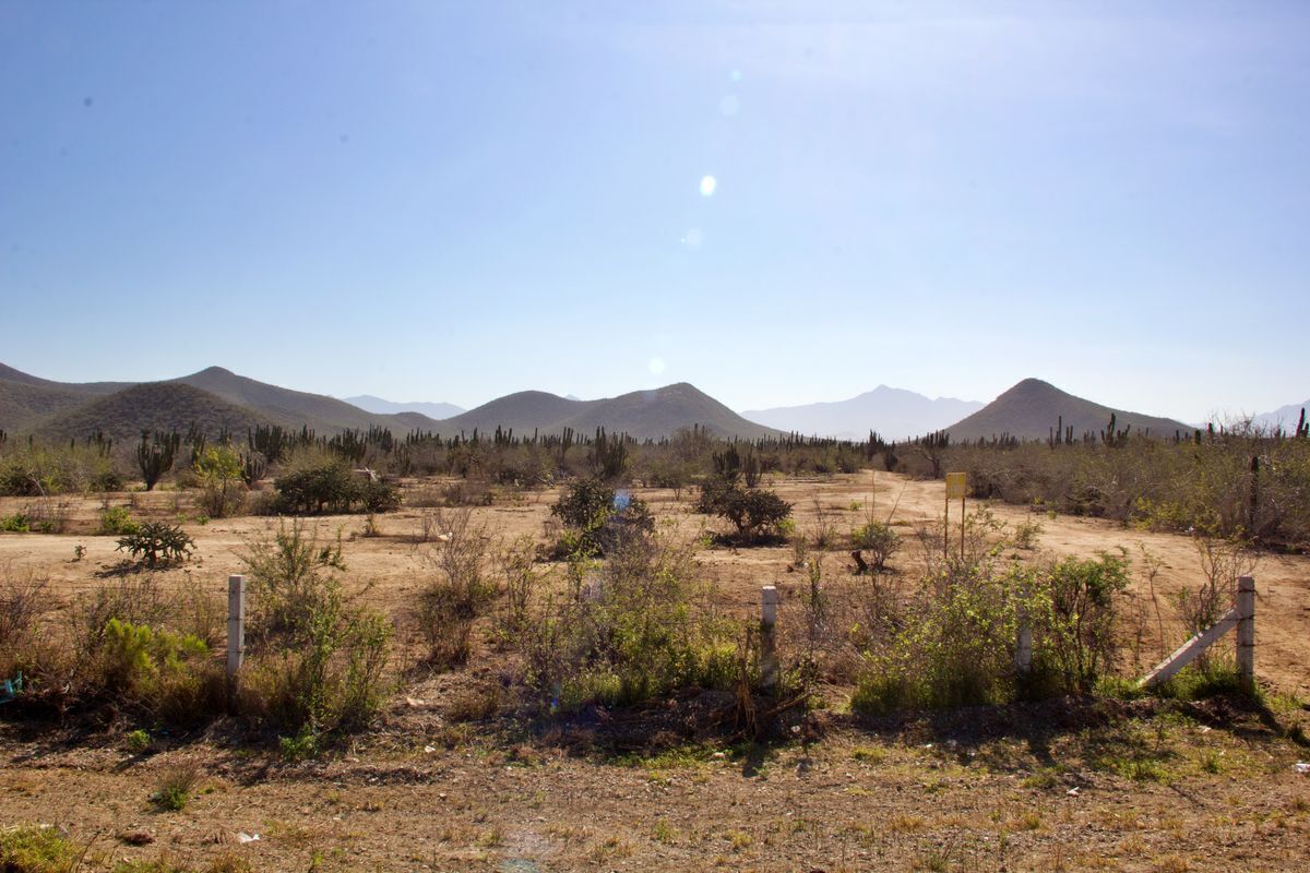 3 de 6: Vista acceso desde carretera.