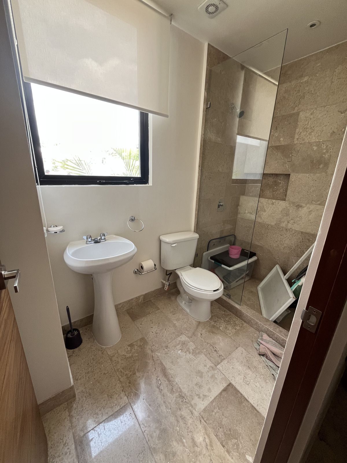 13 de 32: Baño de Servicio