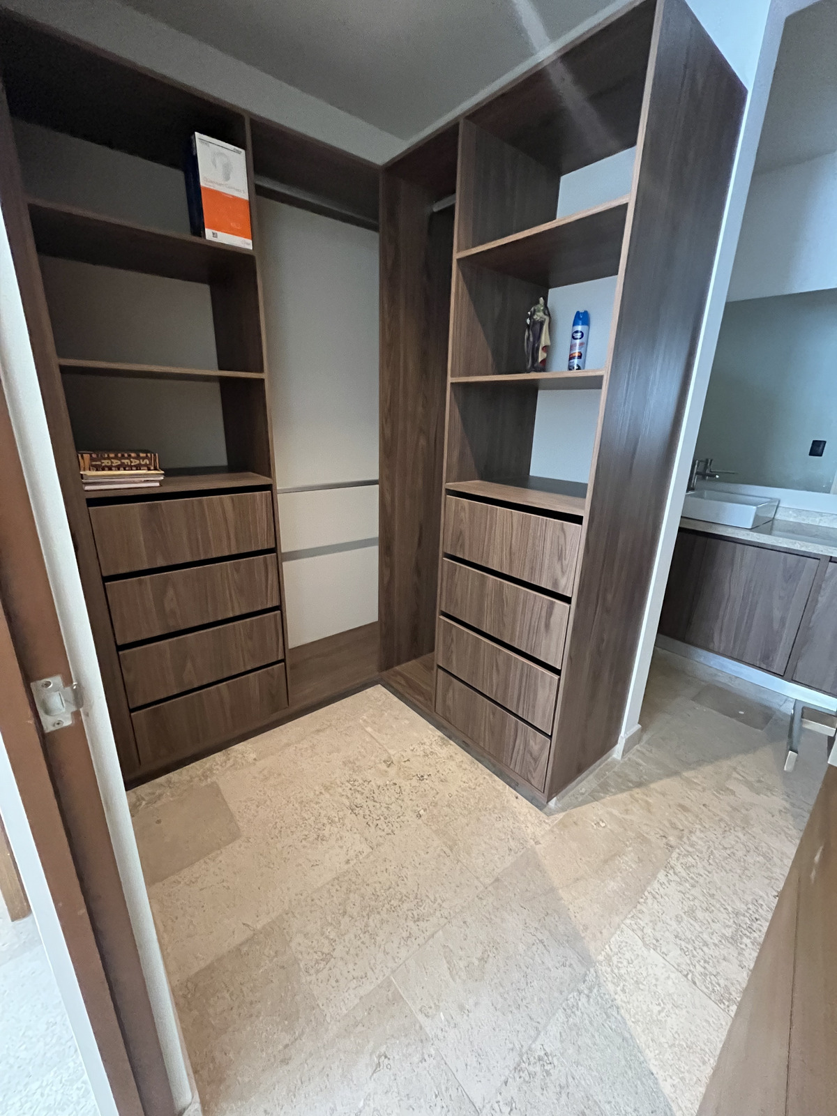 18 de 32: Vestidor Principal