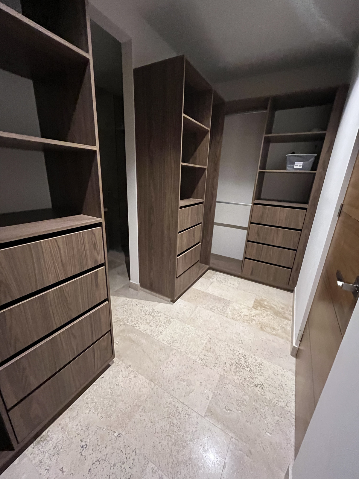 19 de 32: Vestidor Principal