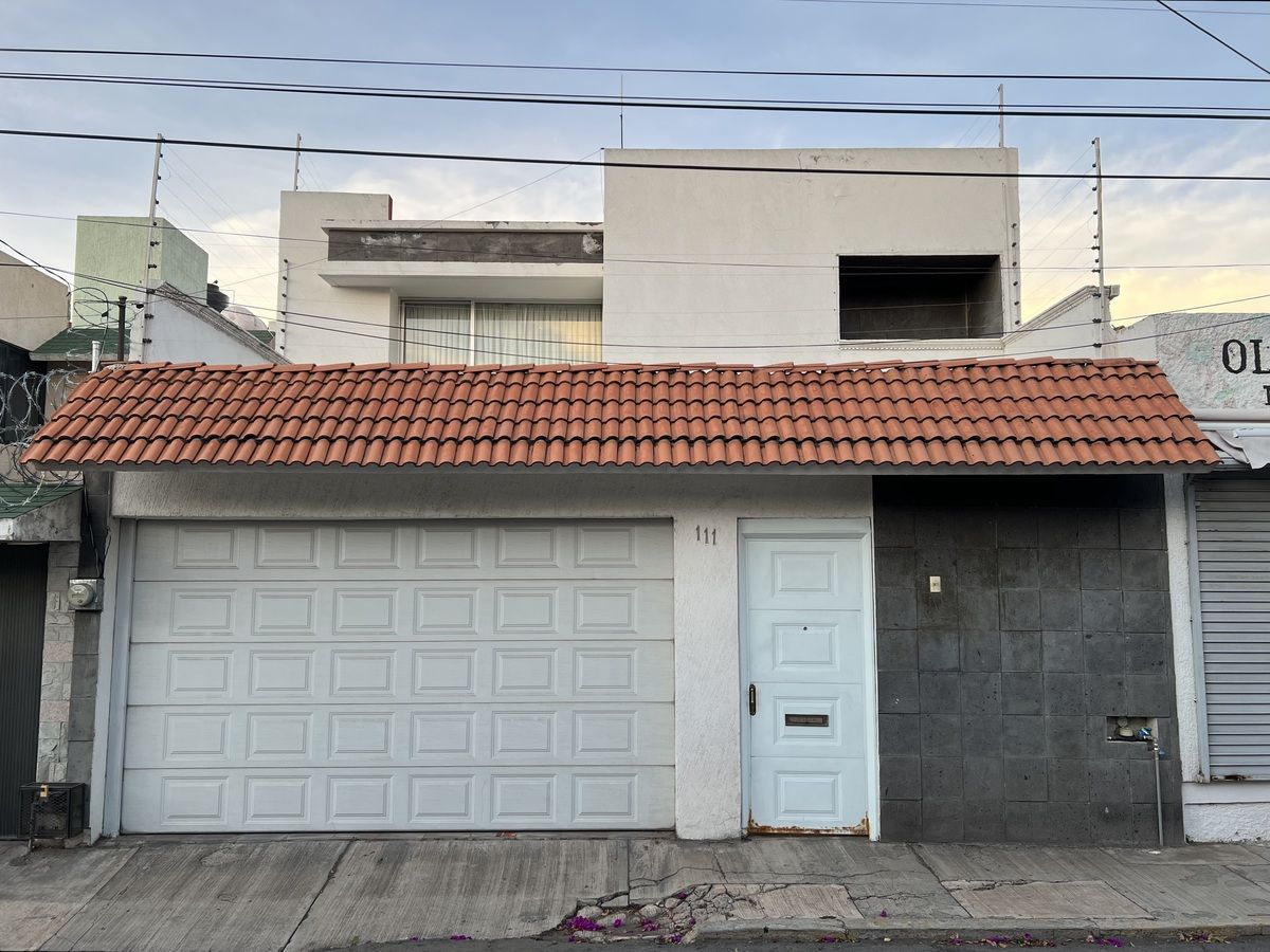 1 of 18: Fachada