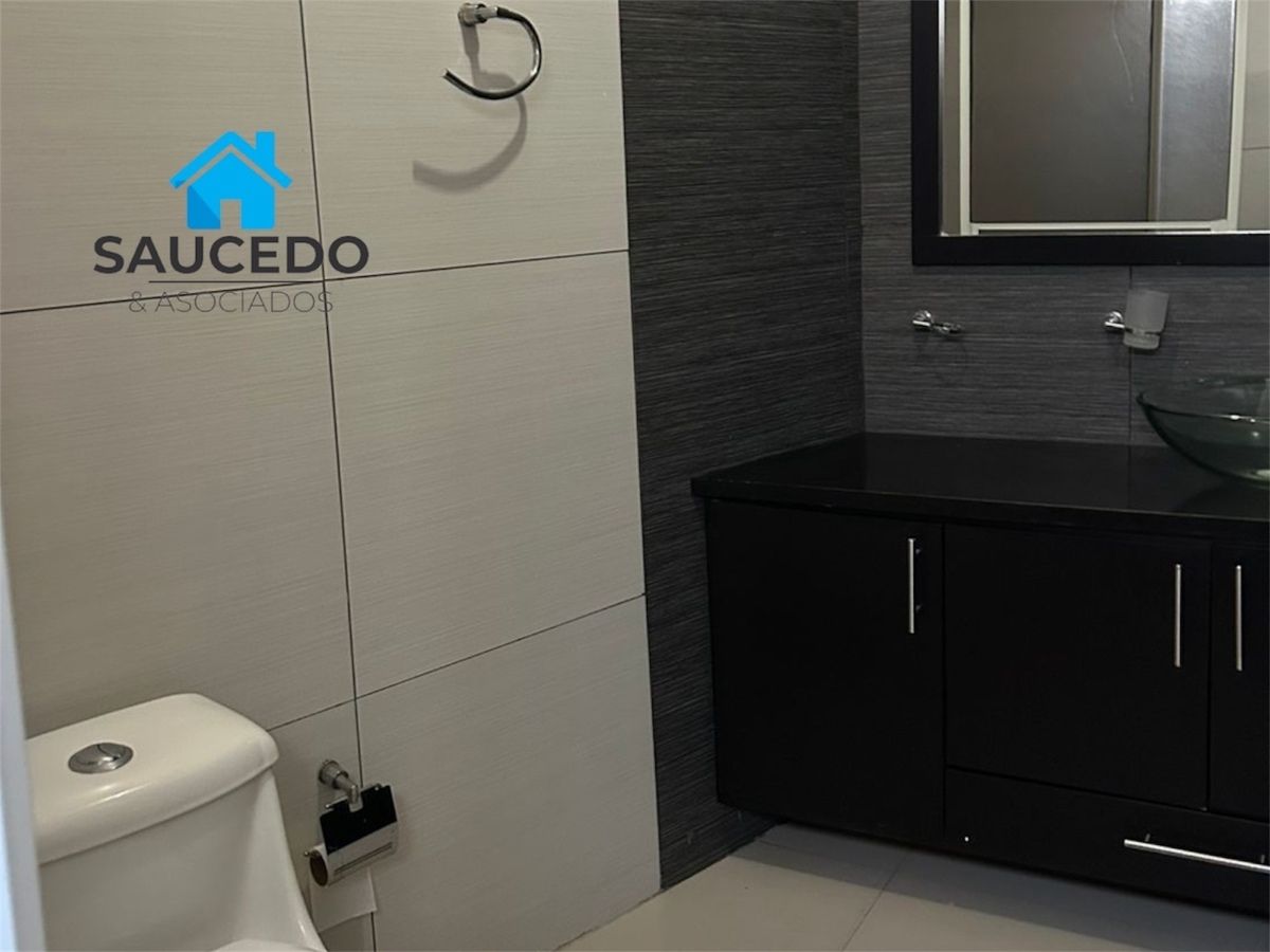 4 of 15: Medio baño en planta baja