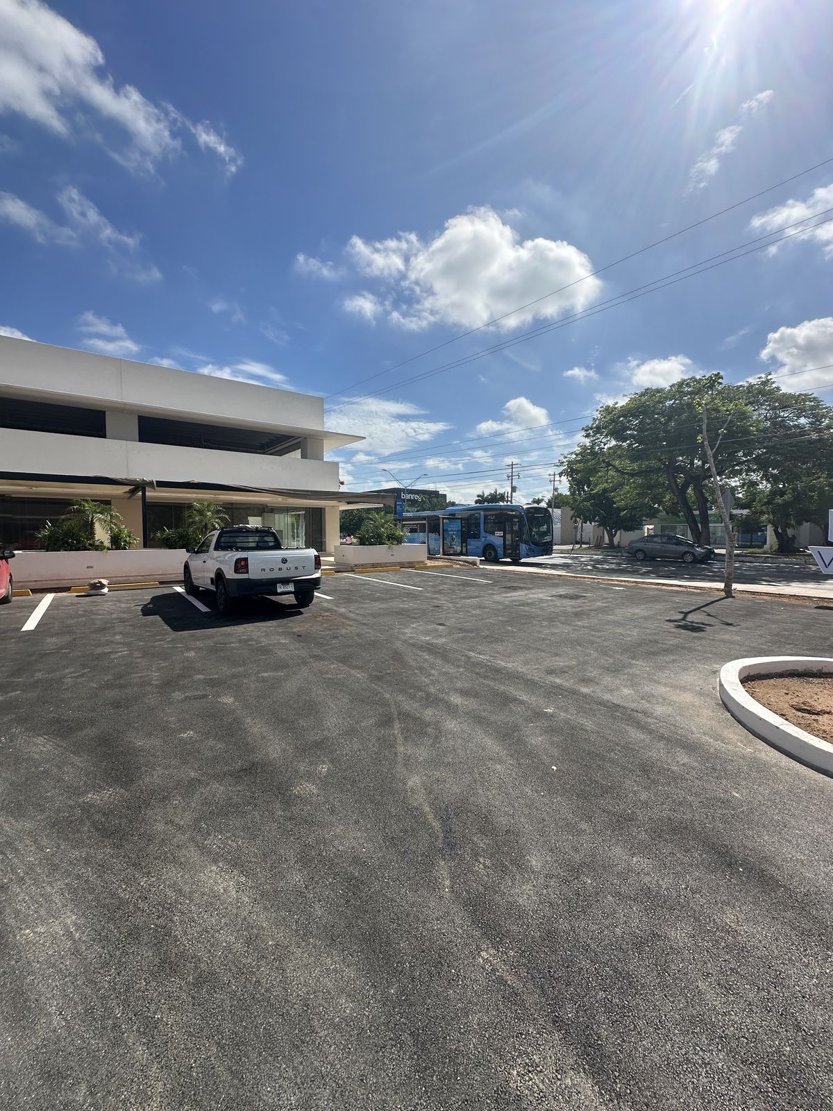 1 of 13: Plaza en esquina