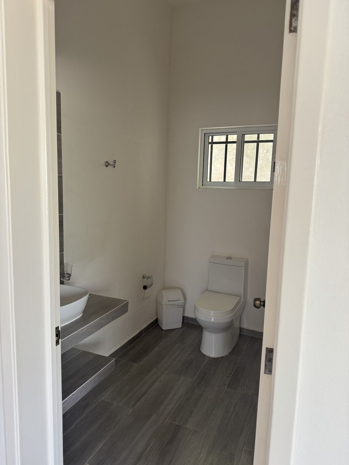 5 of 27: Medio baño sala y comedor
