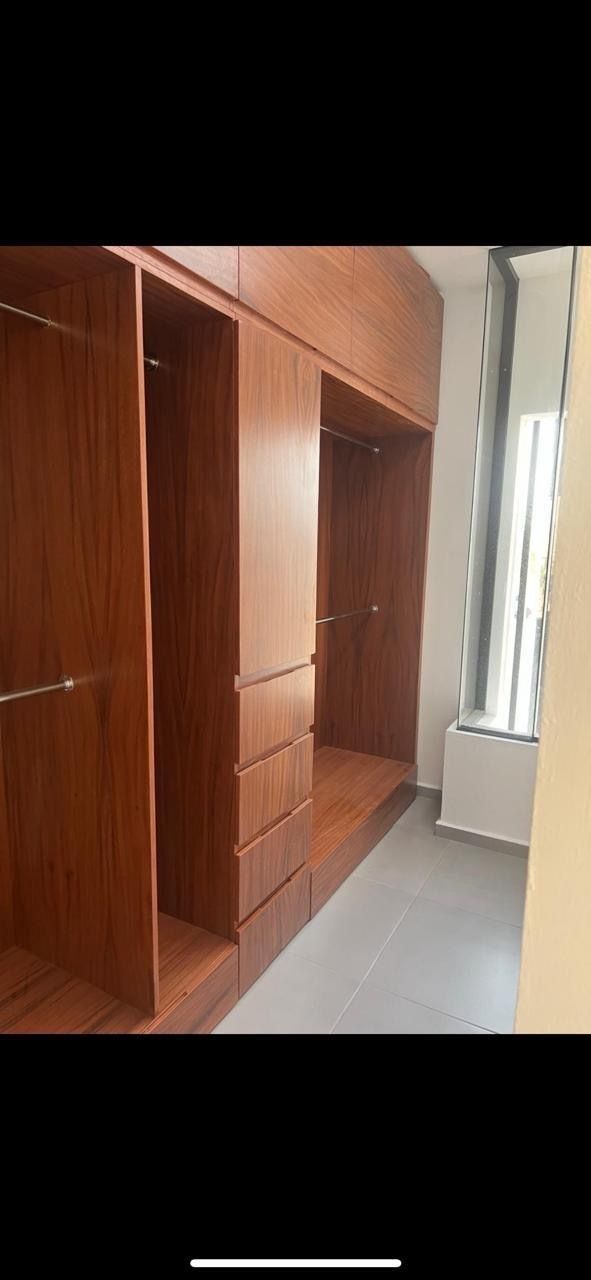 4 of 12: Vestidor recámara principal