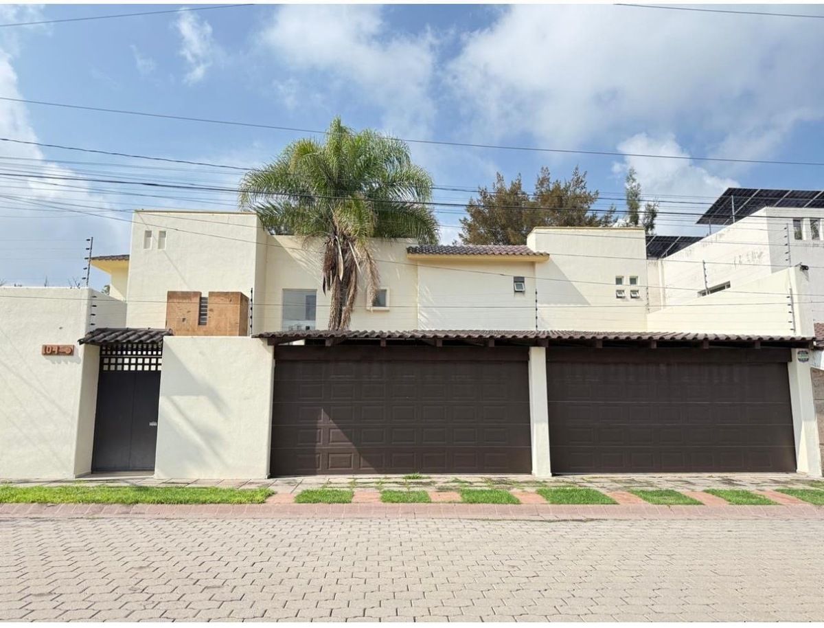 1 of 45: Fachada