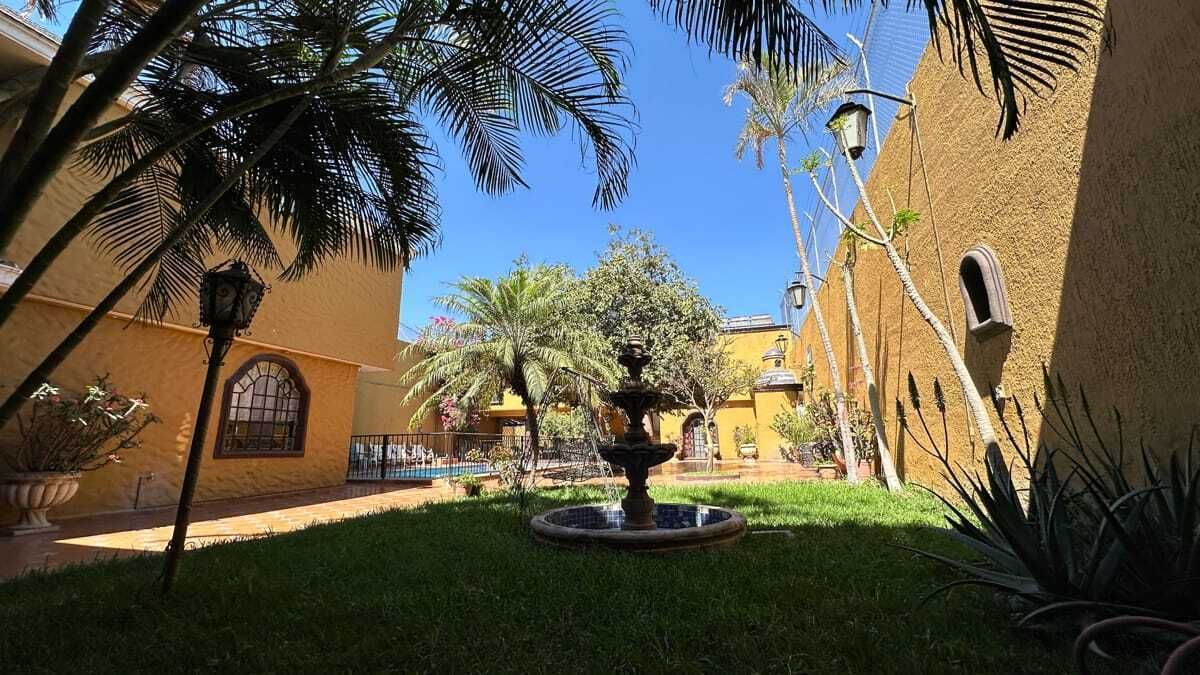 3 de 30: jardín con fuente estilo muy colonial.