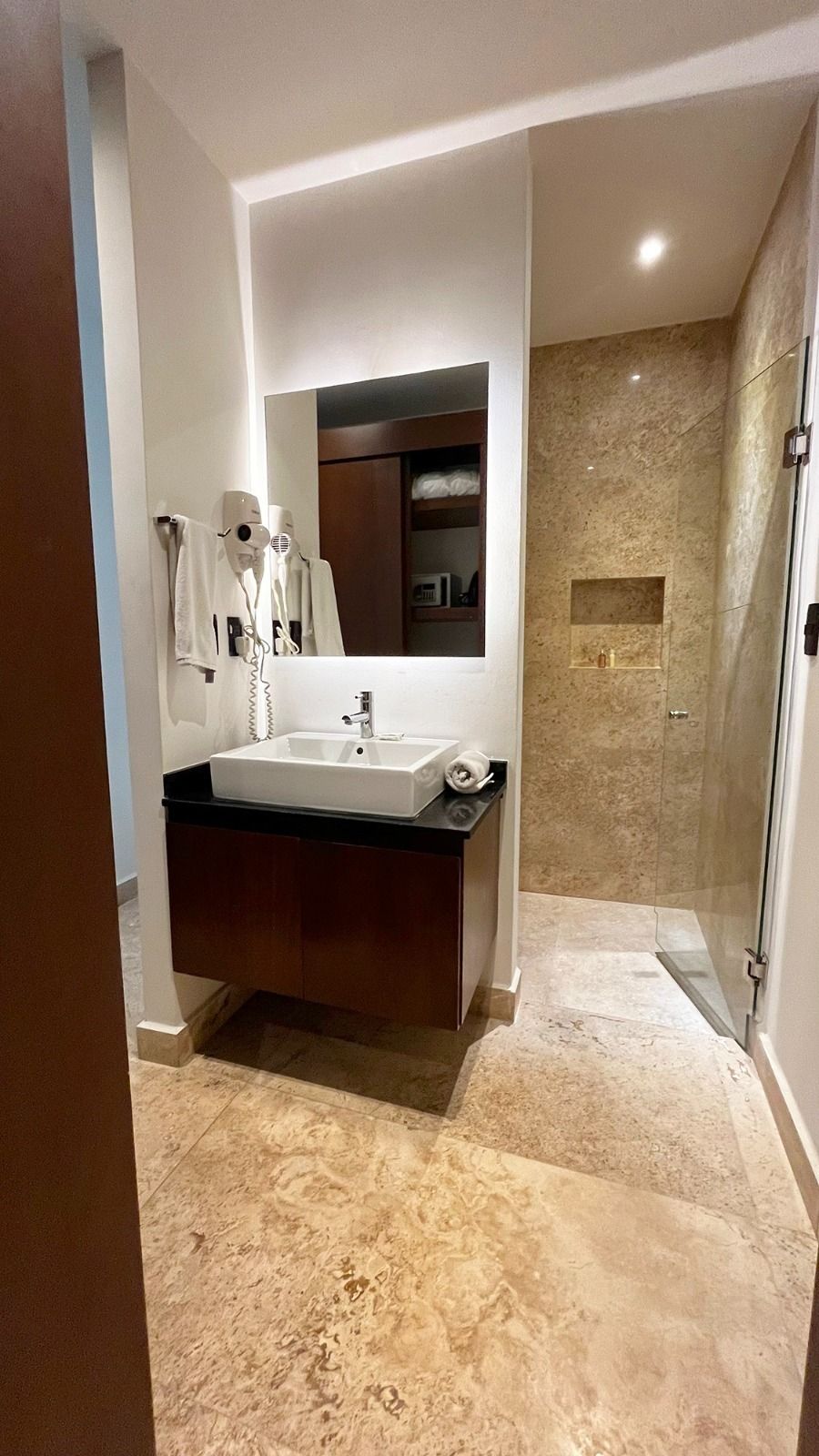 5 of 12: Baño
