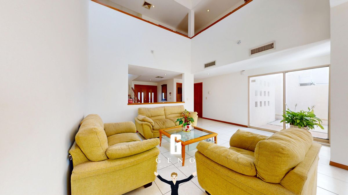 3 de 21: Sala con doble altura