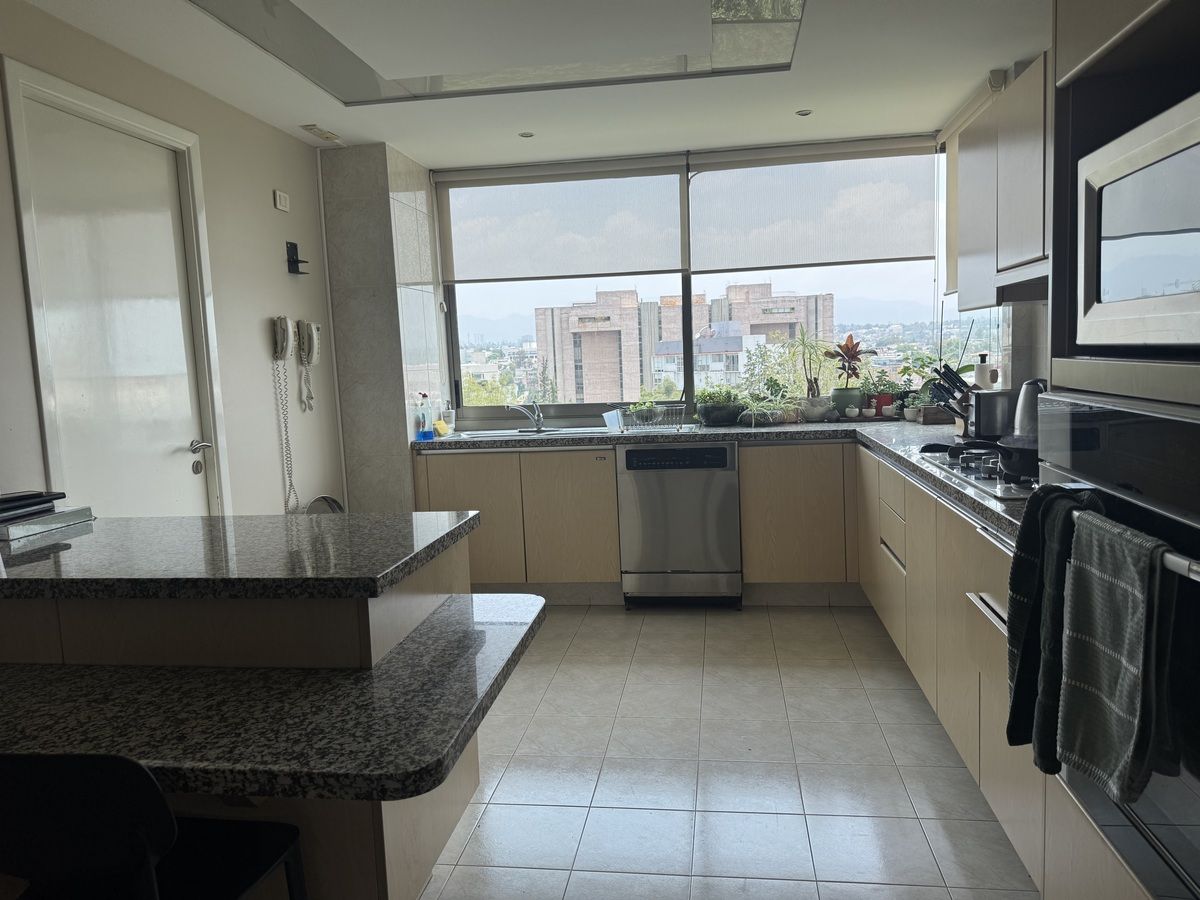 13 de 47: cocina con vista a la ciudad