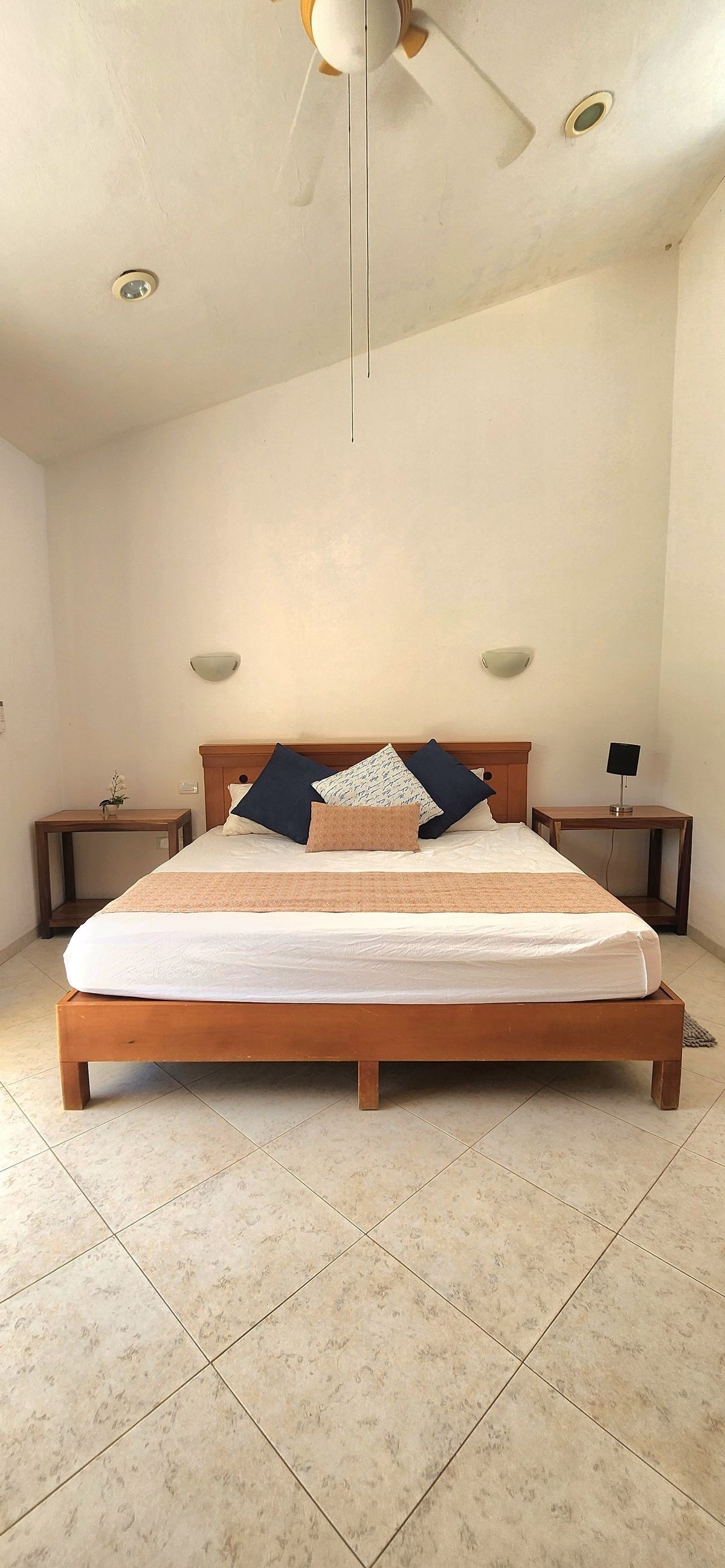 1 de 16: Habitación con aire acondicionado, ventilador y baño.