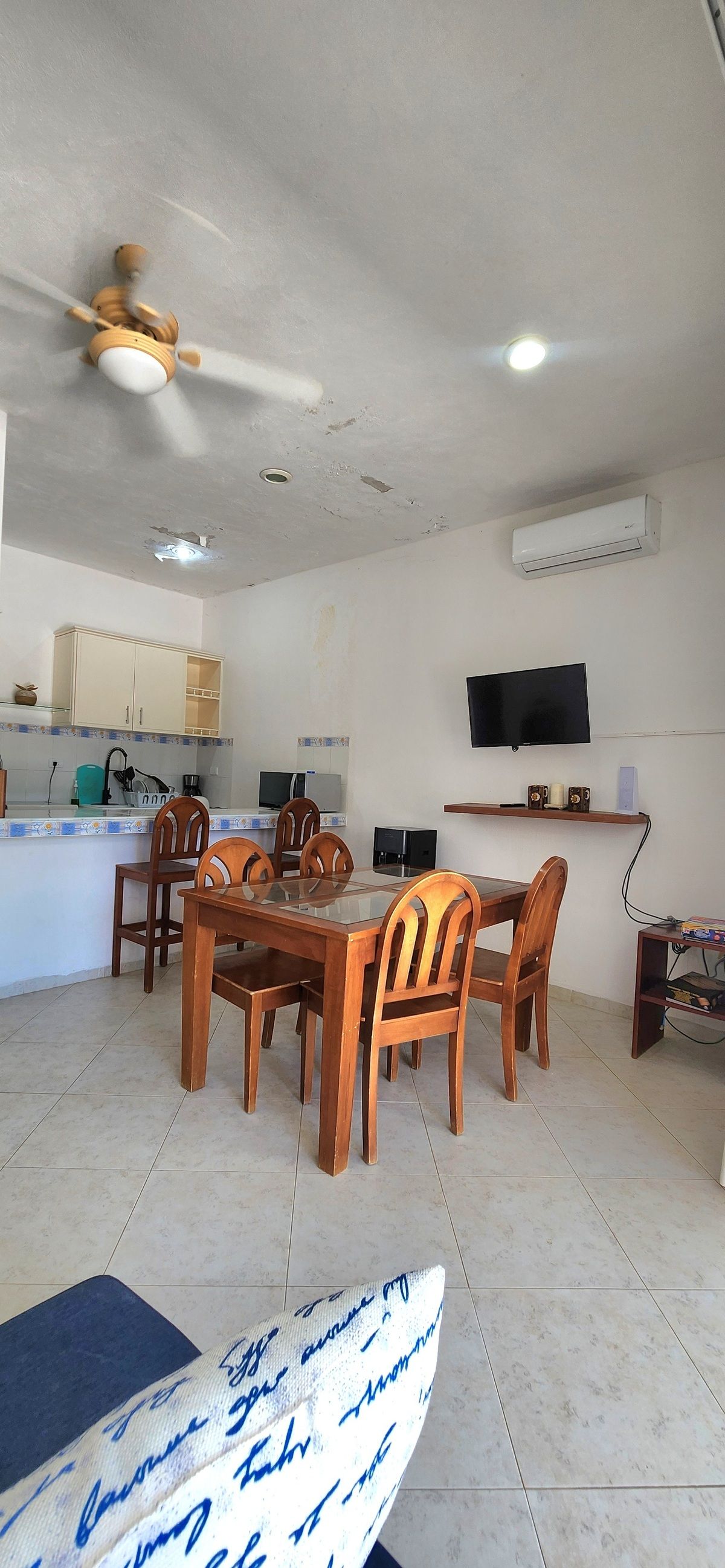 4 de 16: Barra desayunadora entre sala y comedor.