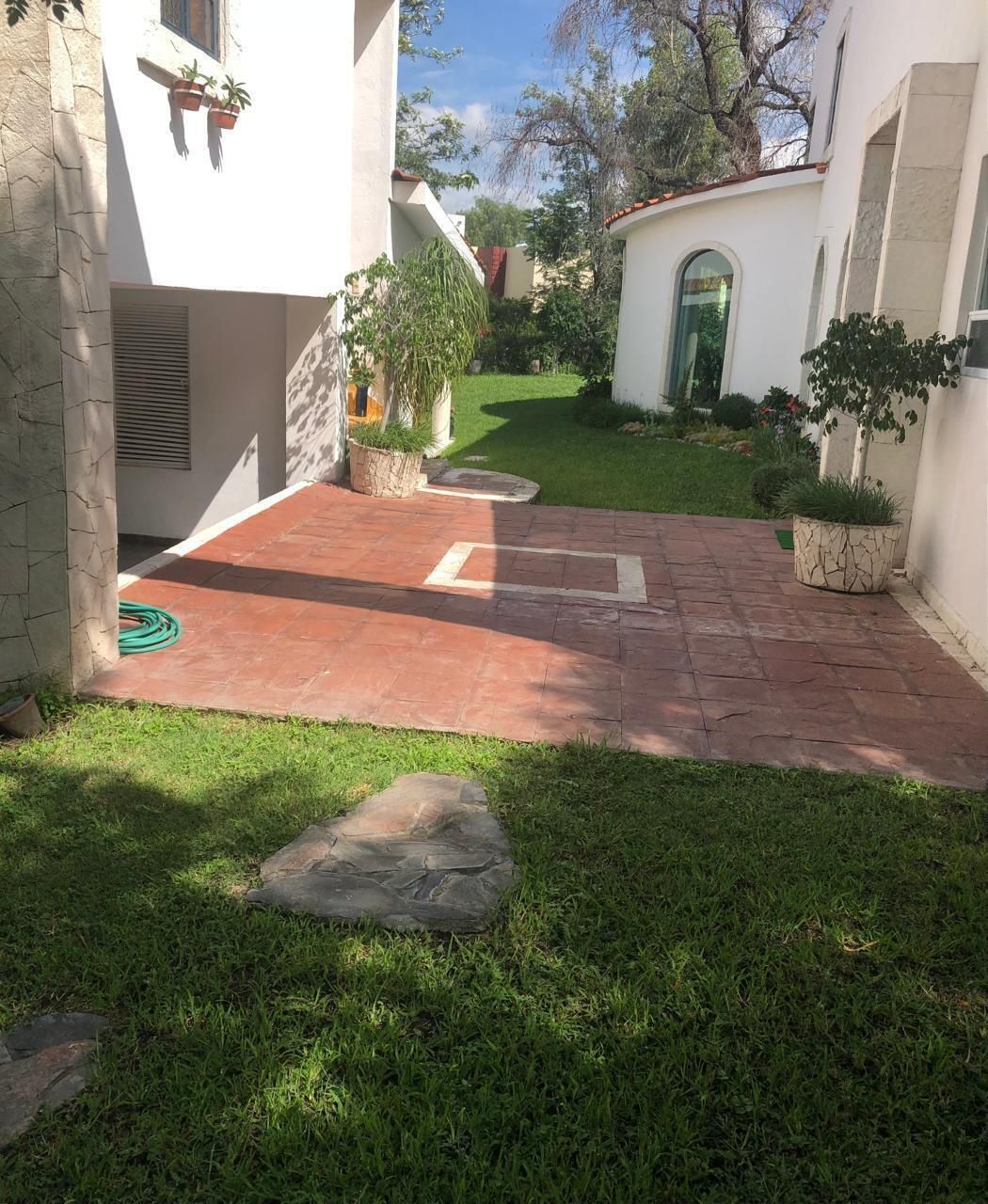 2 de 9: Pasillo entre la casa y habitaciones de visitas.