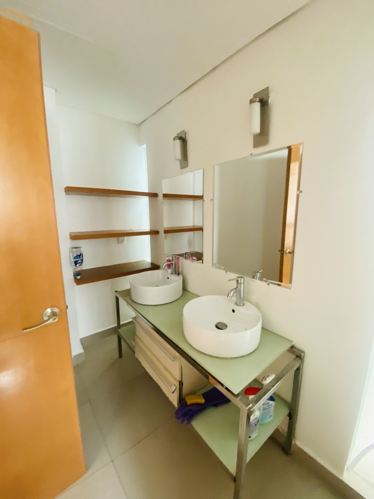 5 de 8: Amplio baño con toilet separado y regadera.