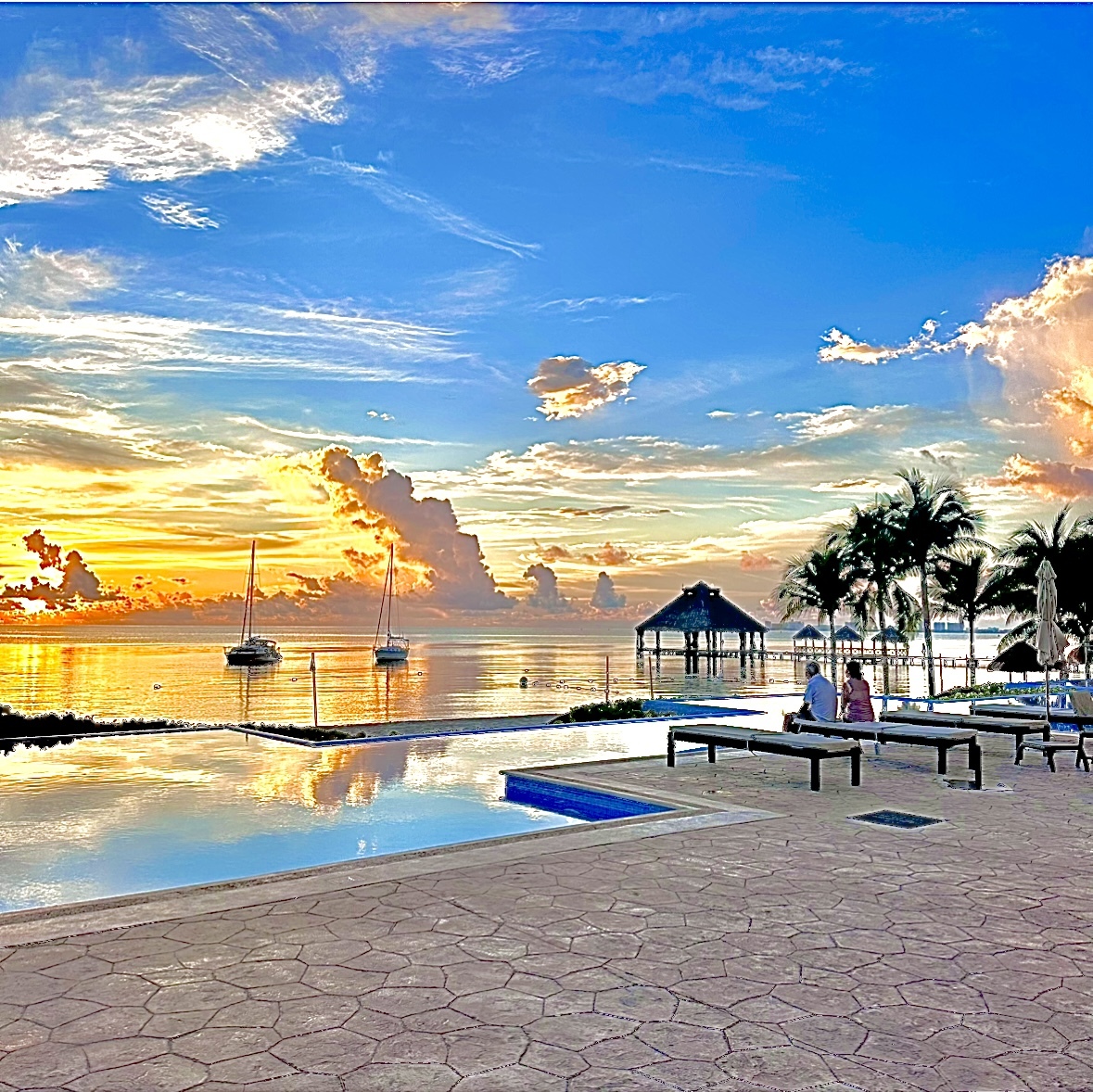 6 de 8: La salida del departamento a la piscina y al mar, que vista!