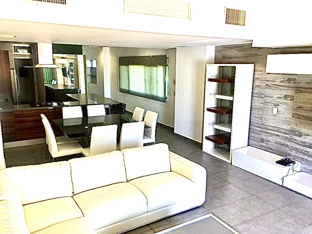 7 de 8: Cocina, sala comedor y salida a piscina y mar!