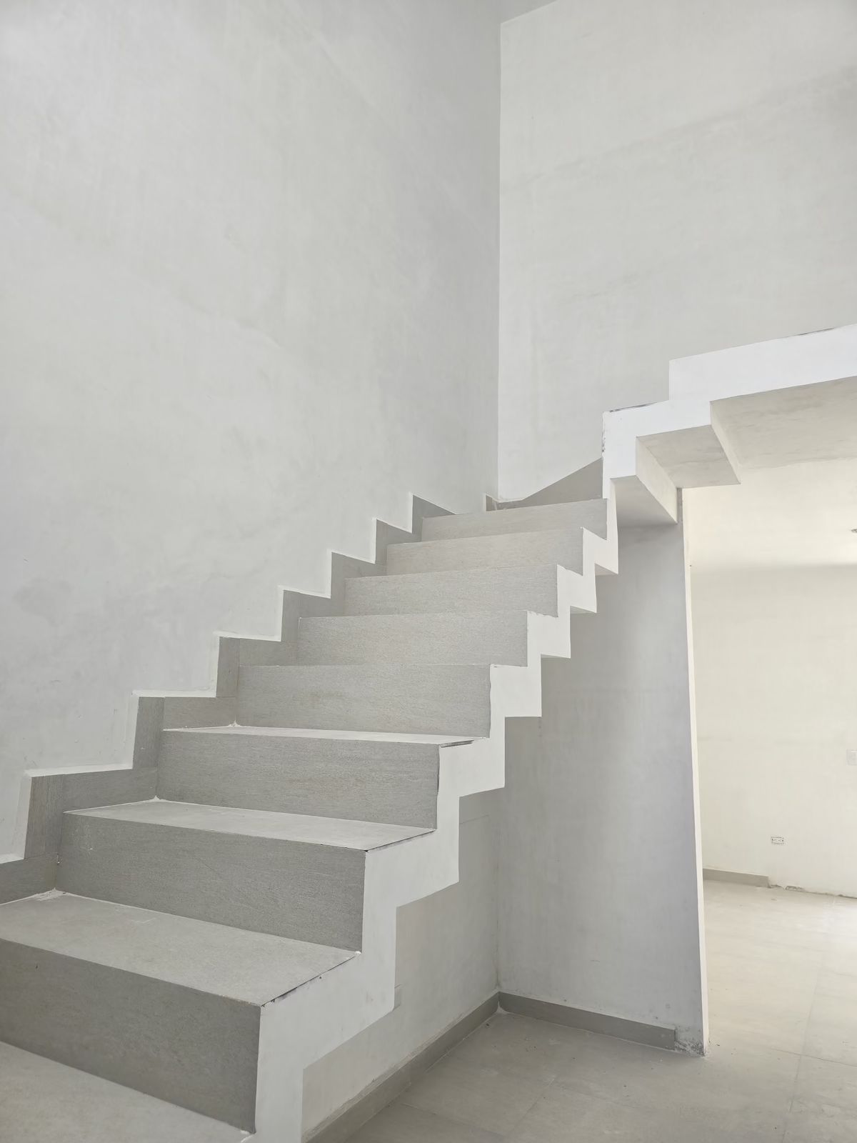 1 of 20: Escaleras entrada