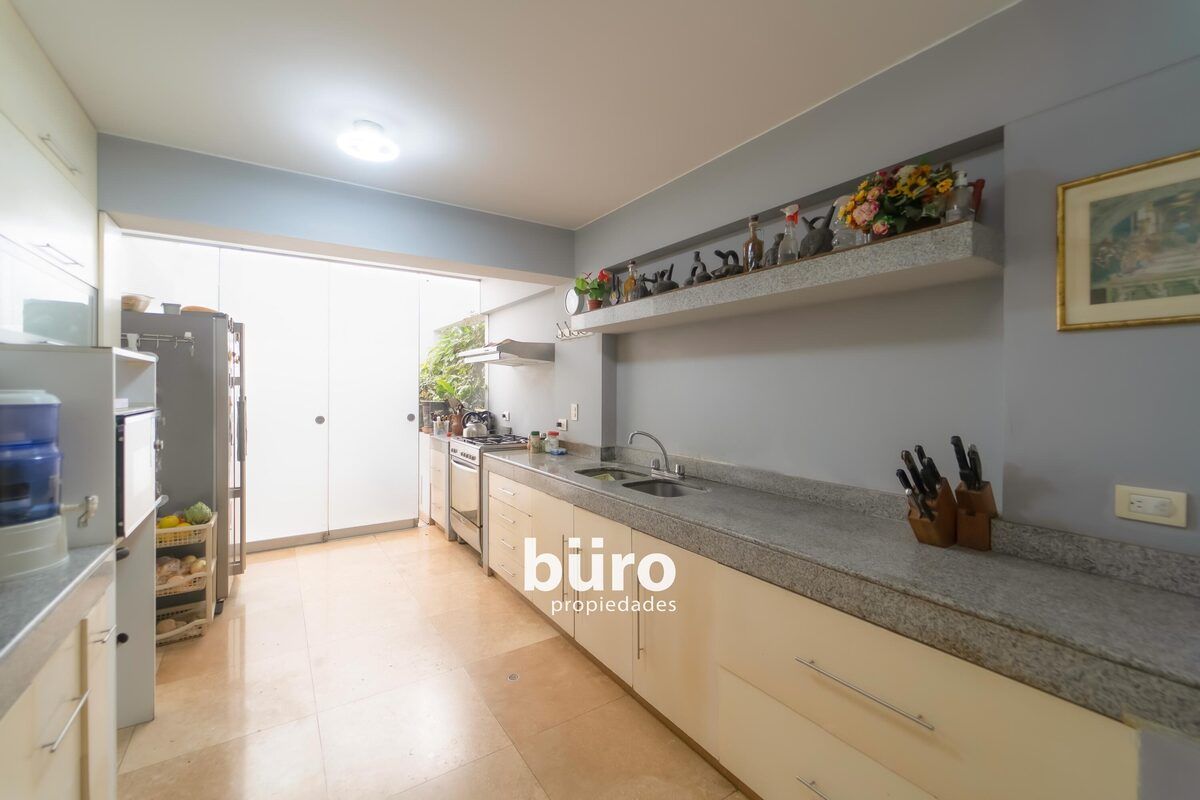 20 de 28: Cocina de buen tamaño integrada al área de servicio completa