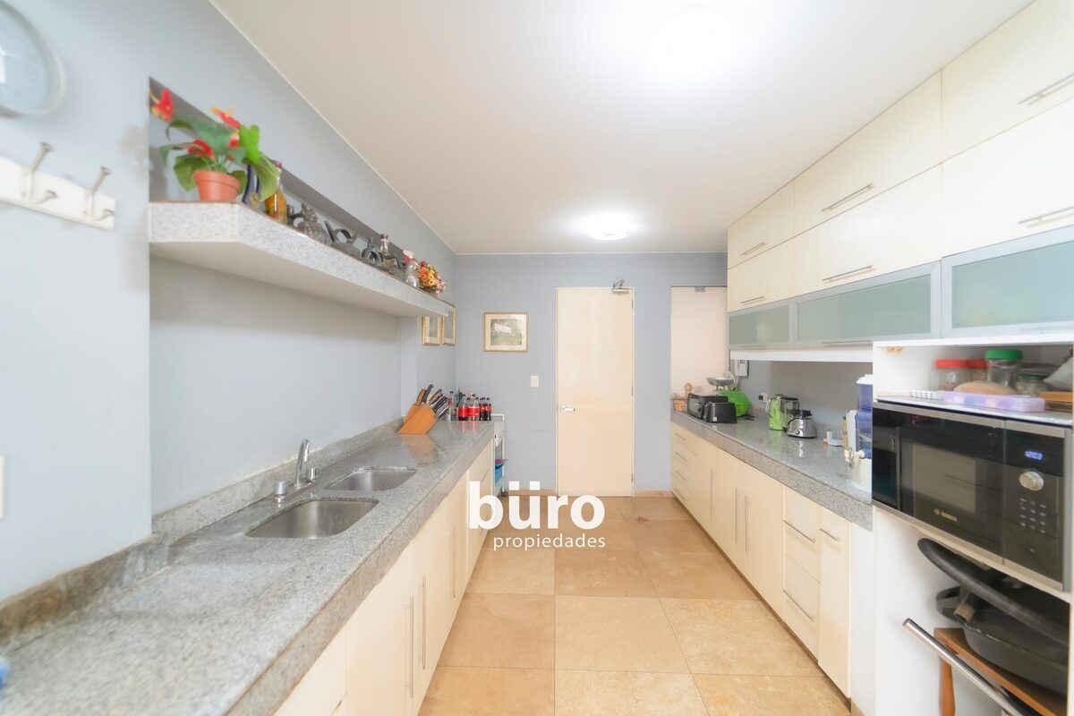 2 de 28: Cocina de buen tamaño integrada al área de servicio completa