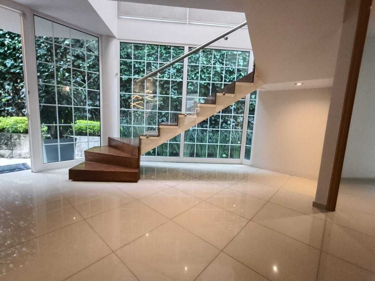 5 de 47: Hall, escaleras