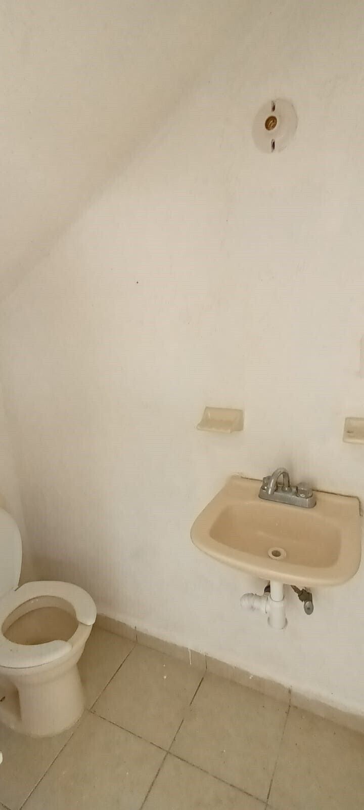 5 of 17: Medio baño