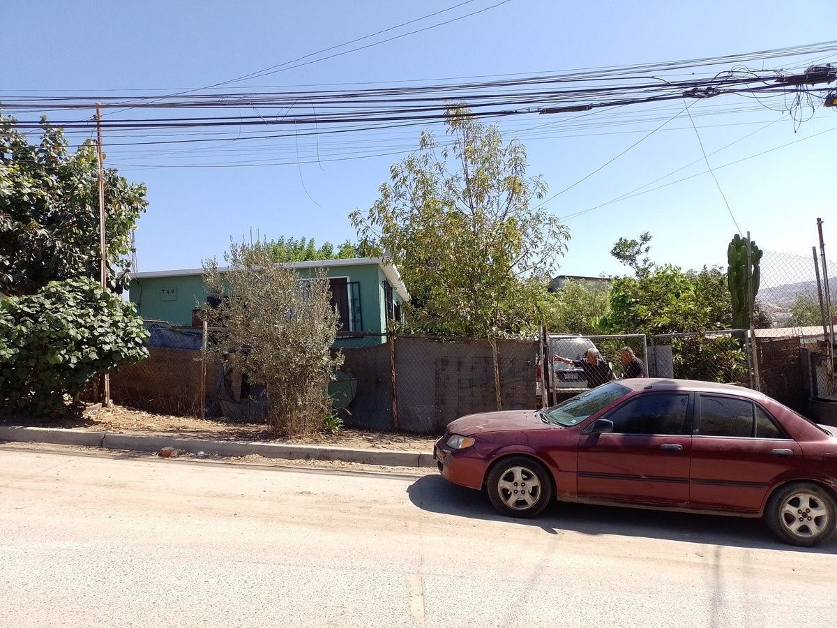 1 of 11: Frente a calle